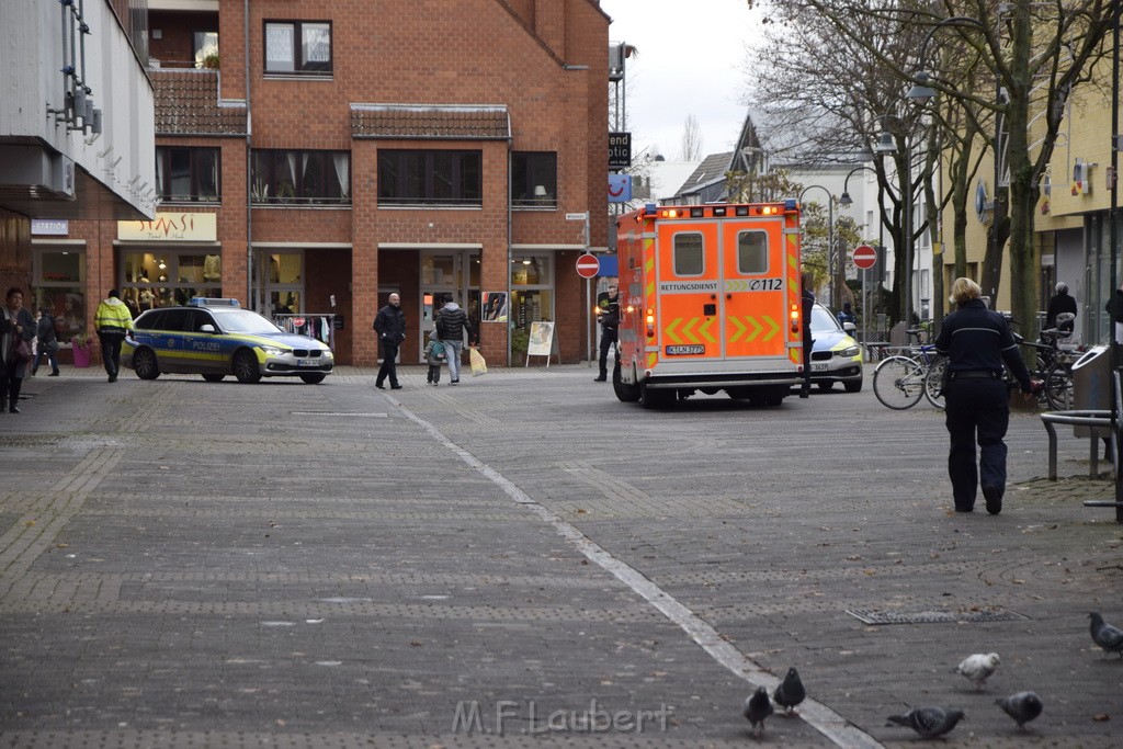 Einsatz BF Koeln Messerstecherei Koeln Porz Josefstr P14.JPG - Miklos Laubert